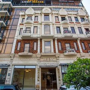 3* מלון Light Palace